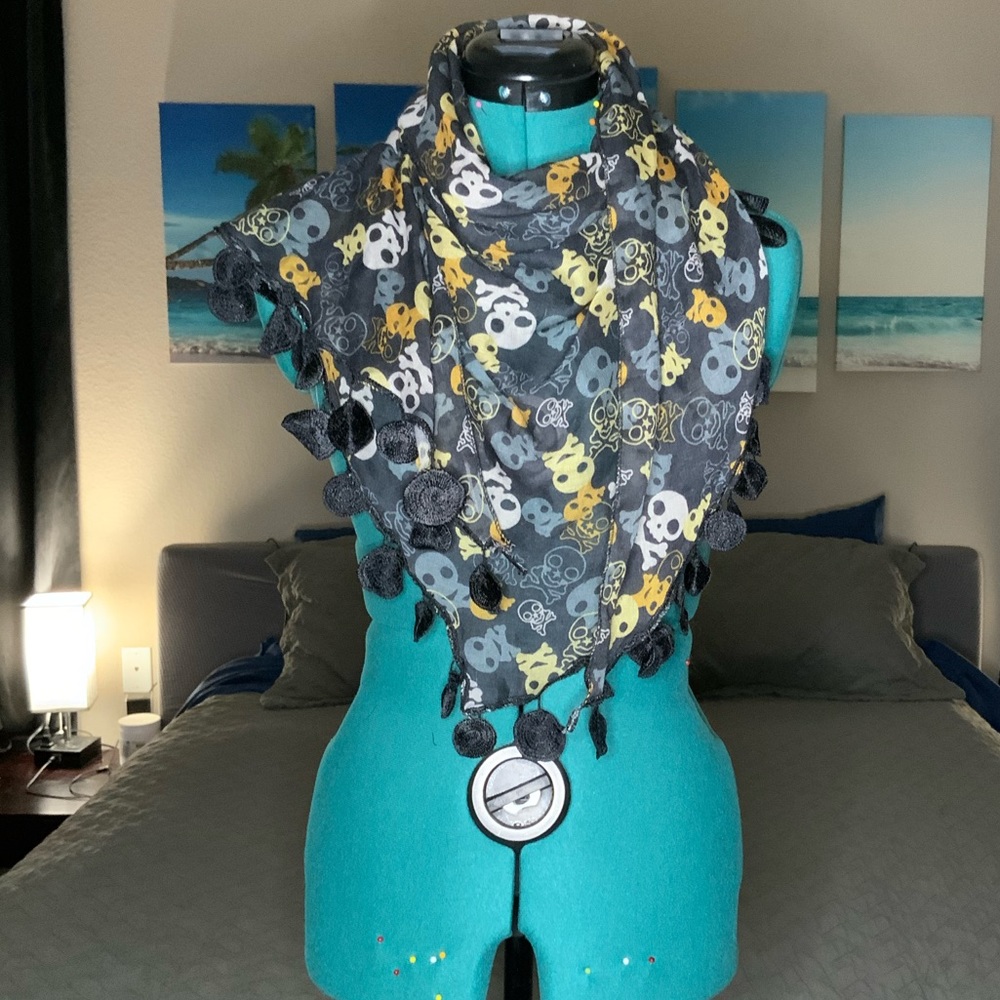 Skull and crossbones scarf
